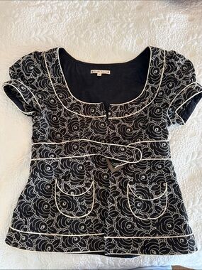Nanette Lepore Black & White Floral Piped Belted Top 10